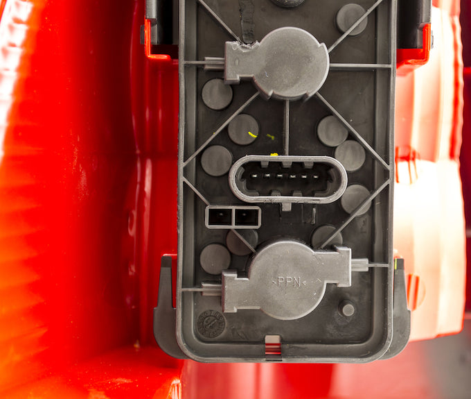 Right Tail Light <br>02-05 Mercedes-Benz ML320